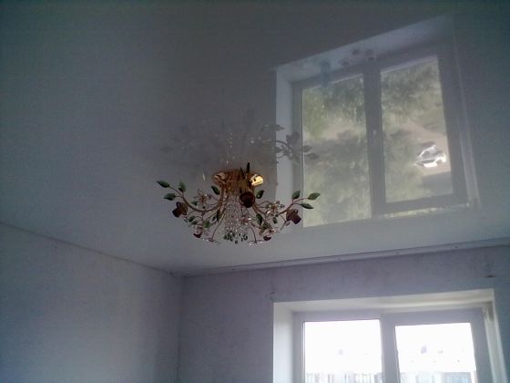 цветные натяжные потолки